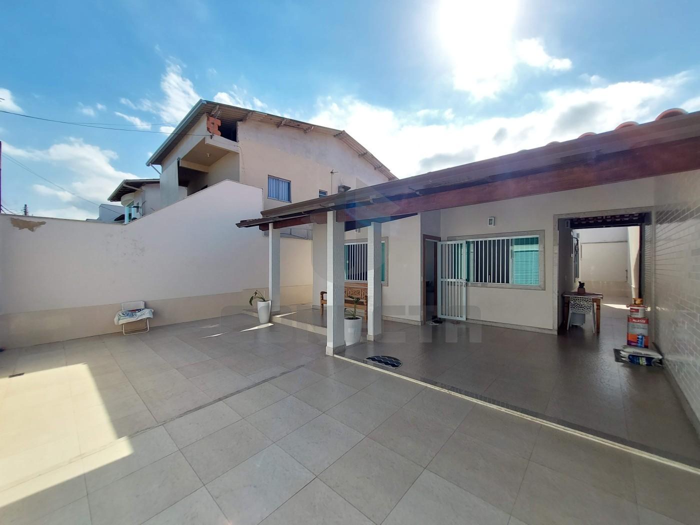 Casa à venda com 3 quartos, 124m² - Foto 1